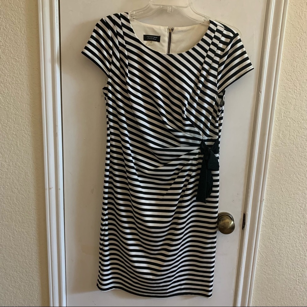 EUC Spense petite black/white dress short sleeve and bow at the side, size 8p